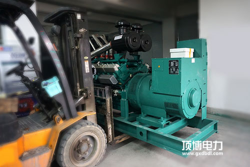 當柴油發(fā)電機在運行中異常時，應按急停按鈕停機